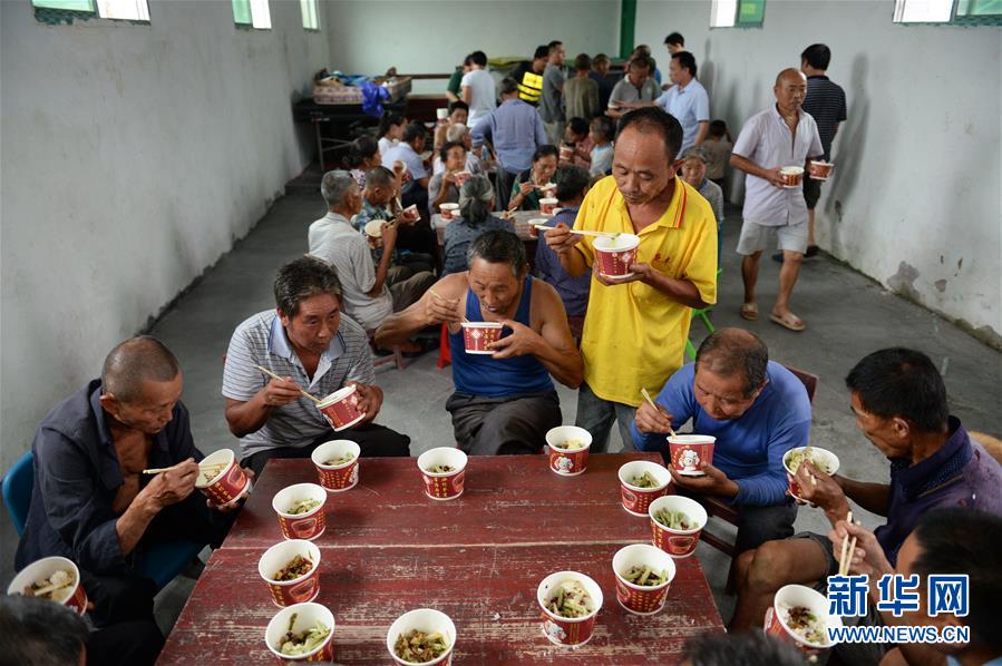 （在習近平新時代中國特色社會主義思想指引下&mdash;&mdash;新時代新作為新篇章&middot;習近平總書記關切事&middot;圖文互動）（9）遮風雨 送安穩(wěn)&mdash;&mdash;受災群眾轉移安置中的暖心故事