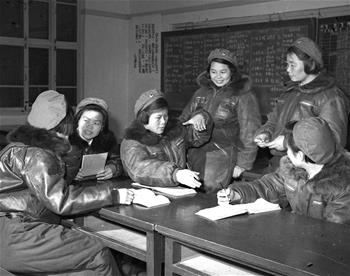 第一批女飛行員：毛澤東稱(chēng)贊，細(xì)妹子不簡(jiǎn)單，飛得好高啊