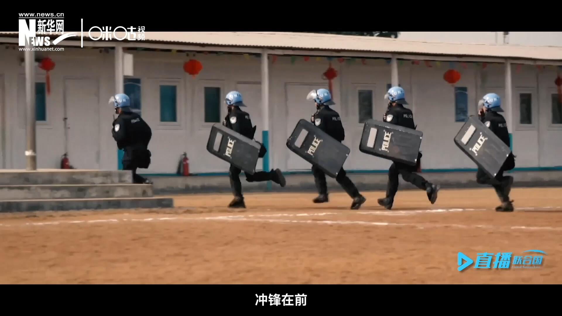 有這樣一支隊(duì)伍，他們不畏艱險(xiǎn)，沖鋒在前，頭戴藍(lán)盔，為和平而戰(zhàn)，他們的名字叫做聯(lián)合國維和部隊(duì)。