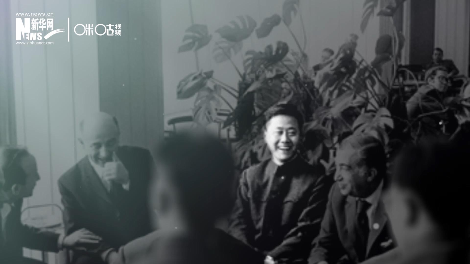 照片里的這個(gè)人是高梁，原新華社國際部記者。原本作為代表團(tuán)隨行記者的他接到通知，由他帶領(lǐng)一支先遣小組先行去紐約。