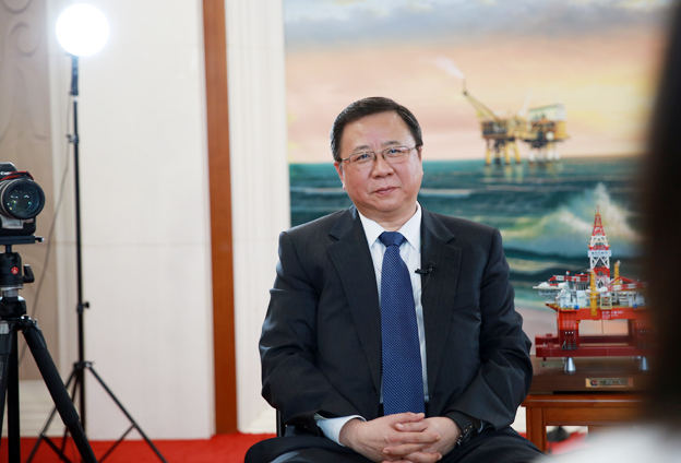 堅持黨的領(lǐng)導(dǎo)、加強黨的建設(shè)，是國有企業(yè)的光榮傳統(tǒng)。