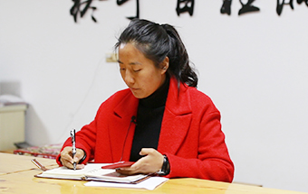 回鄉(xiāng)，立志改變家鄉(xiāng)落后面貌