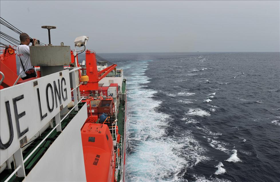 &ldquo;雪龍&rdquo;號經(jīng)龍目海峽駛?cè)胗《妊?高清)