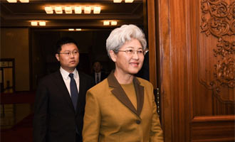 傅瑩步入發(fā)布會(huì)會(huì)場