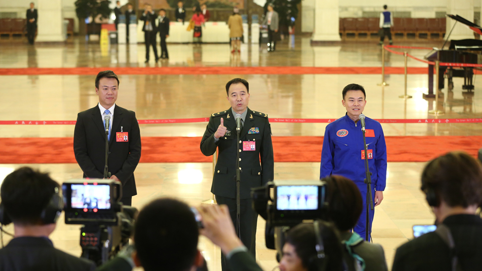 趙宏博、景海鵬、唐嘉陵代表接受采訪