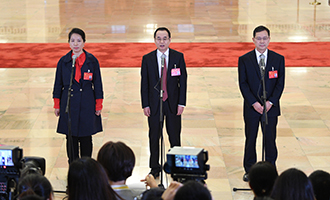 姜妍、康紅普、劉宗富代表接受采訪