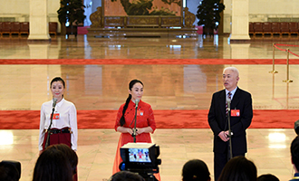 肖笑波、侯艷、徐俊代表接受采訪