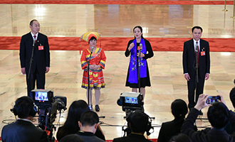 蔡松濤、杜麗群、楊小玲、賈立群代表接受采訪