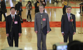 吳曉光、胡偉武、金東寒代表接受采訪