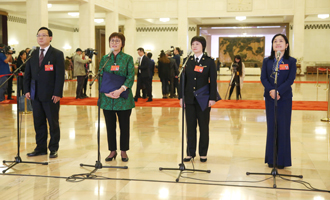 蔣成華、邵蕓、甘露、周宇代表接受采訪