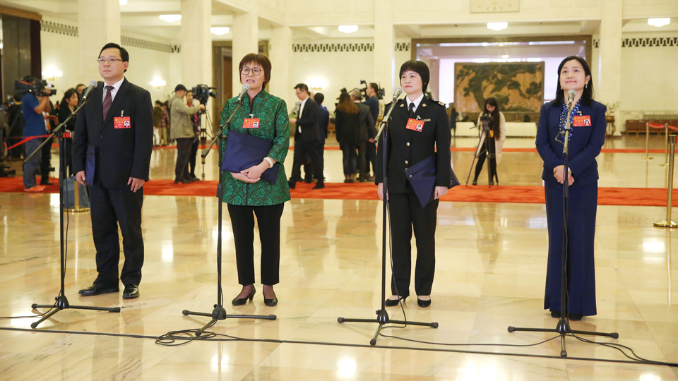 蔣成華、邵蕓、甘露、周宇代表接受采訪