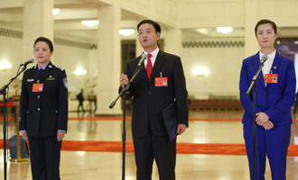 李貝、裴春亮、丁寧代表接受采訪