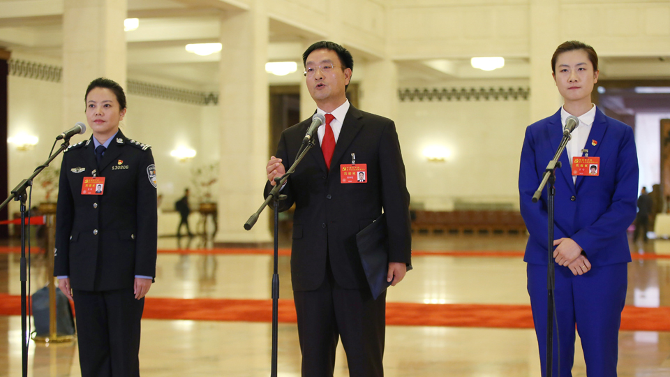 李貝、裴春亮、丁寧代表接受采訪