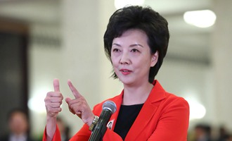 全國政協(xié)委員周曄在&ldquo;委員通道&rdquo;接受采訪