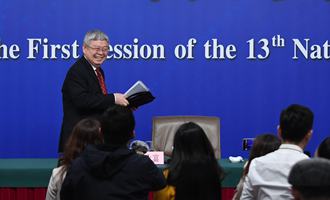 記者會(huì)后，劉永富準(zhǔn)備離開(kāi)