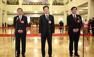 全國(guó)人大代表接受采訪(fǎng)