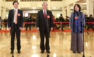 全國(guó)人大代表接受采訪(fǎng)