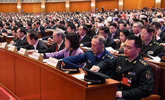 與會代表在表決總監(jiān)票人、監(jiān)票人名單草案