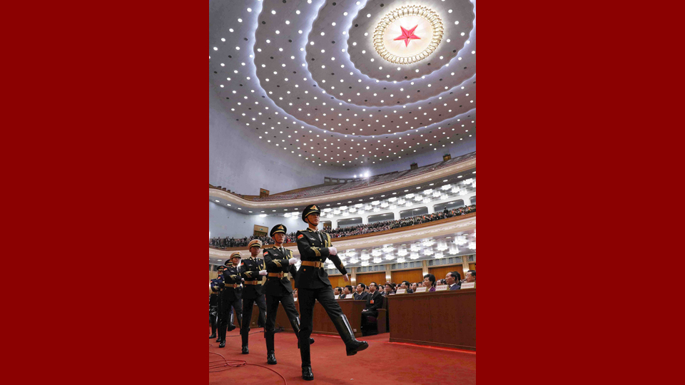 陸?？杖妰x仗兵正步行進(jìn)至主席臺(tái)前