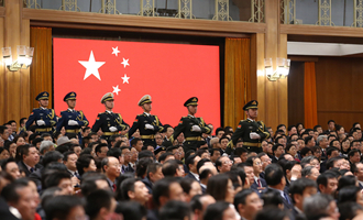 陸?？杖妰x仗兵正步行進(jìn)