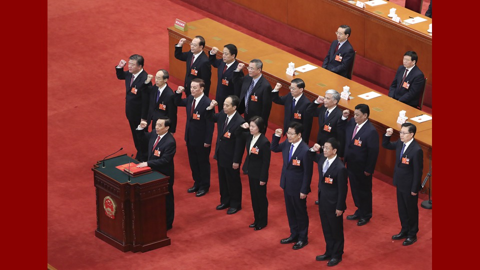 新當(dāng)選的全國(guó)人大常委會(huì)副委員長(zhǎng)、秘書長(zhǎng)進(jìn)行憲法宣誓