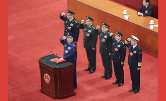 中央軍委副主席、委員進(jìn)行憲法宣誓