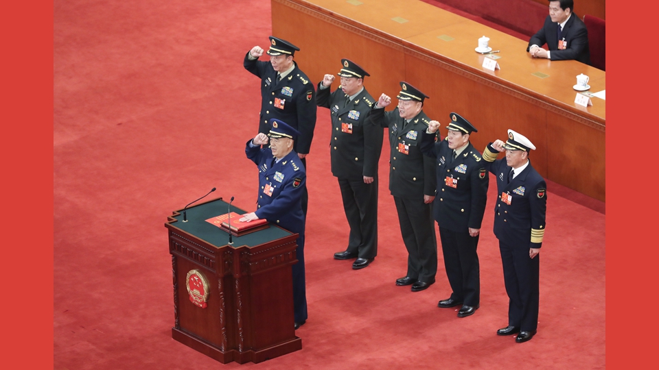 中央軍委副主席、委員進(jìn)行憲法宣誓