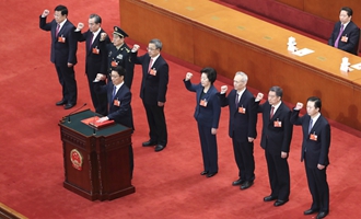 國(guó)務(wù)院副總理、國(guó)務(wù)委員、秘書長(zhǎng)進(jìn)行憲法宣誓