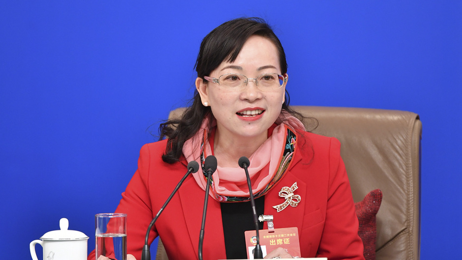 全國(guó)政協(xié)委員、湖南省湘西土家族苗族自治州政協(xié)副主席 石紅