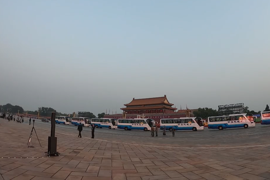 10月1日清晨的天安門城樓和長(zhǎng)安街，燈火通明，正在準(zhǔn)備慶祝大會(huì)的工作人員雖然緊張忙碌，但仍顯得井然有序