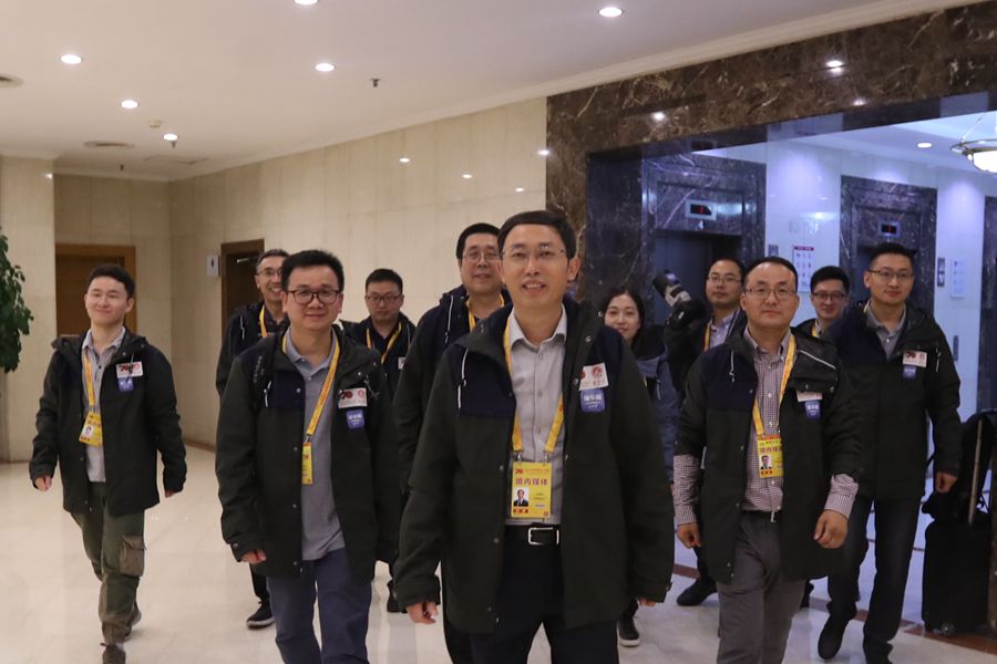 新華網(wǎng)國(guó)慶前方報(bào)道團(tuán)隊(duì)，出發(fā)啦！