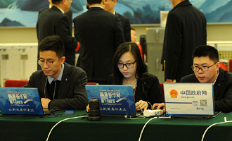 新華網(wǎng)、中國(guó)政府網(wǎng)記者在做直播準(zhǔn)備