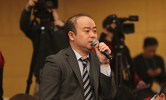 日本經(jīng)濟(jì)新聞?dòng)浾咛釂?wèn)