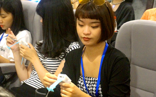 臺(tái)灣青年在新華網(wǎng)體驗(yàn)生物傳感影視評(píng)測