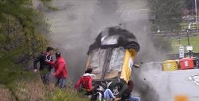 史上最幸運撞車！圍觀群眾躲過一劫