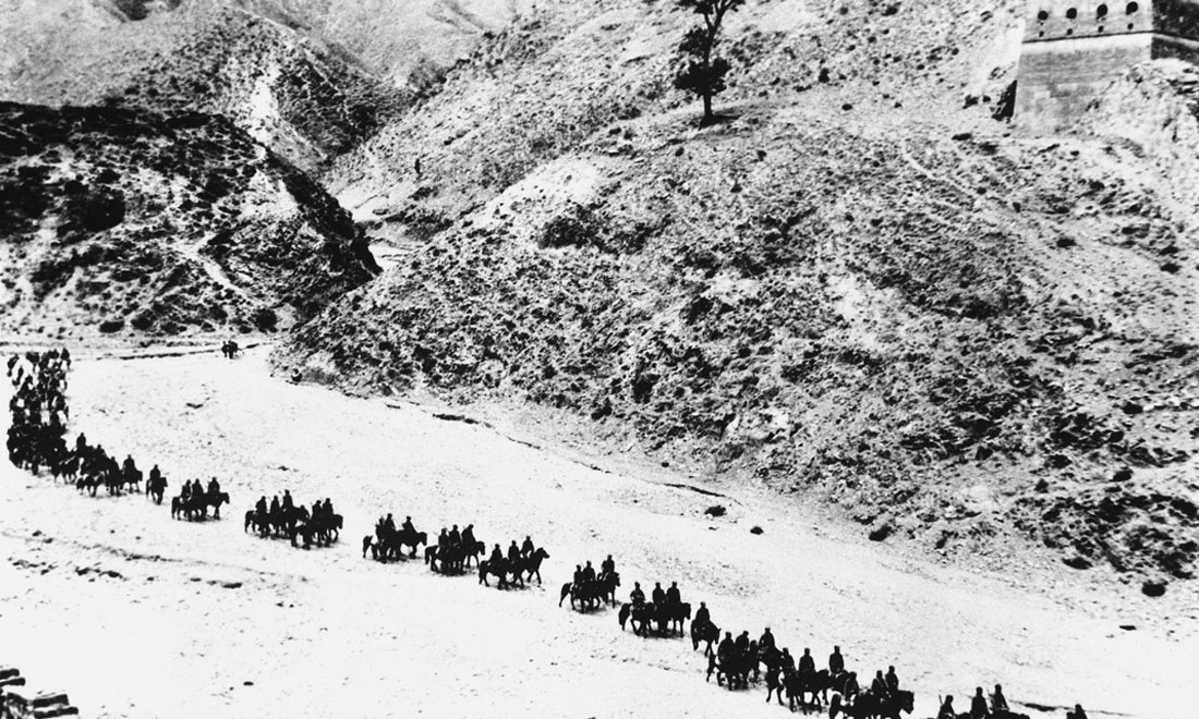 1937年11月太原失守后，八路軍向華北敵后挺進，分兵發(fā)動群眾，開展敵后游擊戰(zhàn)爭，創(chuàng)建敵后根據(jù)地。新華社稿　沙飛攝