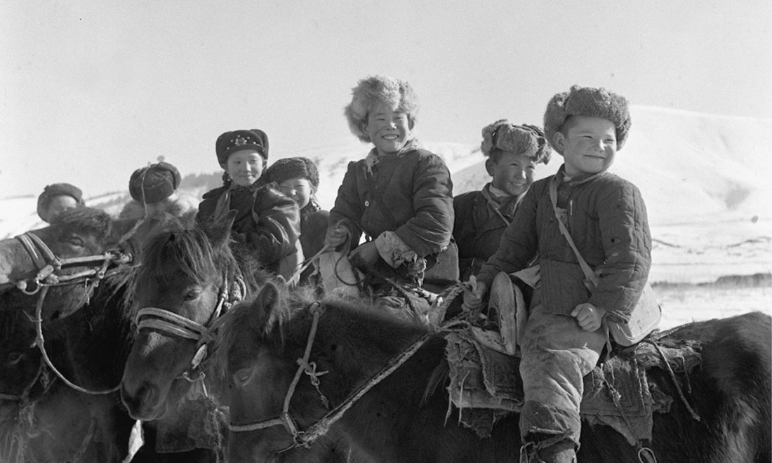 1964年春，新疆伊犁哈薩克自治州昭蘇縣的哈薩克族小學(xué)生們。新華社記者武純展攝