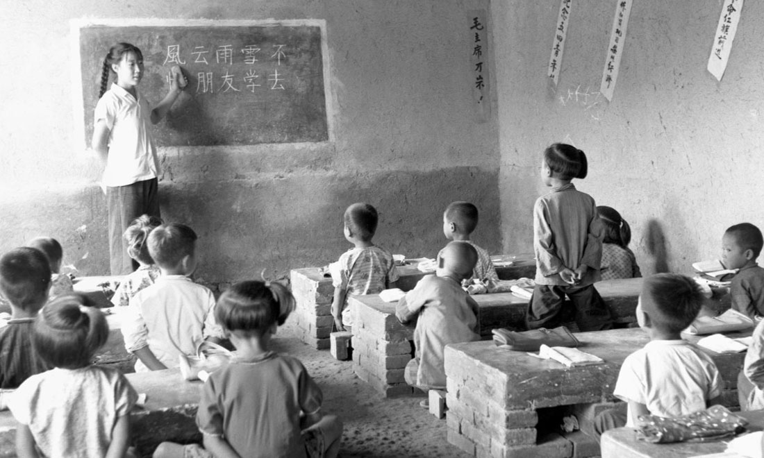 1964年夏，河北省壩縣煎茶鋪公社西煎大隊，一所耕讀小學(xué)的學(xué)生們在上課。新華社記者梁一丁攝