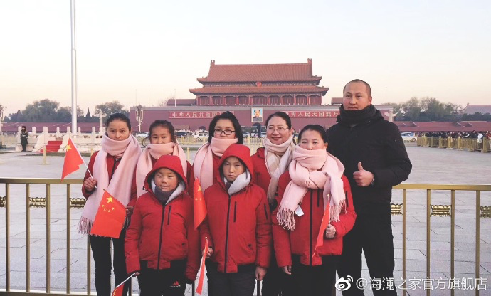 寒令營的第一天，孩子們觀看了升旗儀式，走進(jìn)故宮暢聽歷史故事。祖國的樣貌開始在他們心里清晰，未來的希望開始在他們心中發(fā)芽。海瀾之家&ldquo;多一克溫暖&rdquo;團(tuán)隊(duì)帶給孩子們精神世界的富足，照亮孩子們夢想的啟蒙之路。