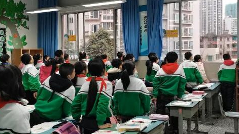 課上到一半，同學(xué)們卻把頭望向了外面！校長說：點贊！