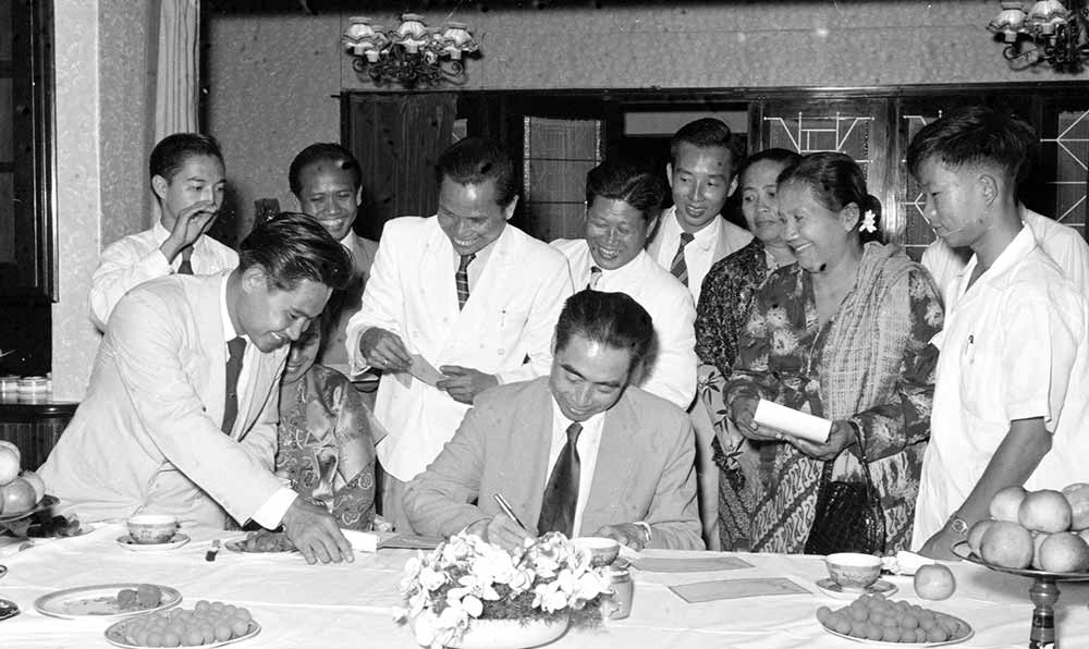 1955年4月25日，為迎接亞非會(huì)議而組織的萬(wàn)隆人民委員會(huì)的代表請(qǐng)周恩來(lái)總理簽名留念。