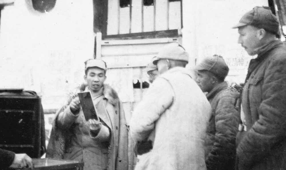 沙飛向參觀者講《晉察冀畫報(bào)》的制版情況。