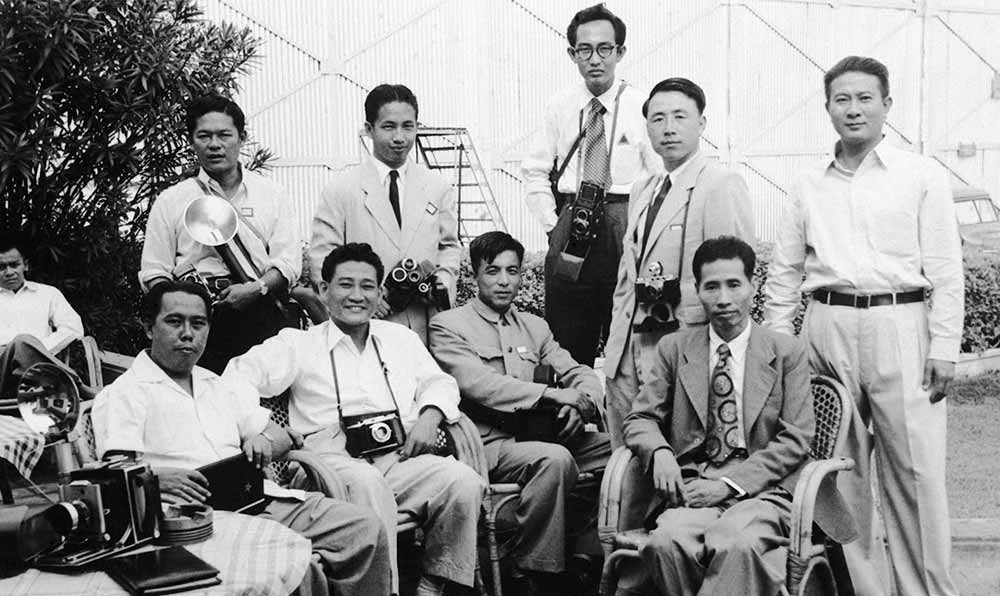 新華社記者錢嗣杰（站立者右二）在采訪會(huì)議開(kāi)幕式后和外國(guó)記者在會(huì)場(chǎng)外休息。