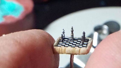 比指甲蓋還??！ 土耳其微雕藝術(shù)家雕出超小國際象棋