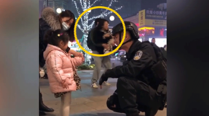 女子被特警圈粉蹲地拍照不想走，男友接下來的舉動驚呆網友