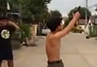 少年打槍來?？?原是二貨神配合