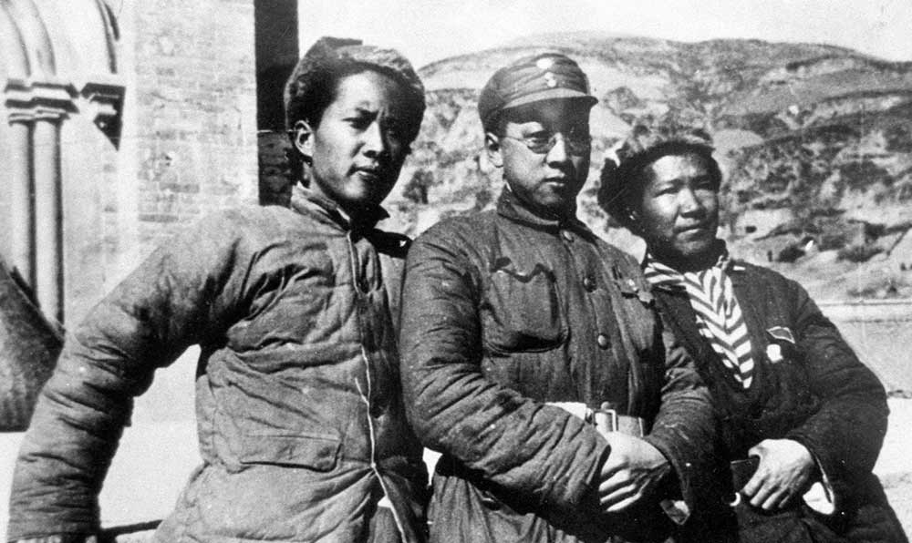 延安魯迅藝術(shù)文學(xué)院托兒所的阿姨和孩子們。