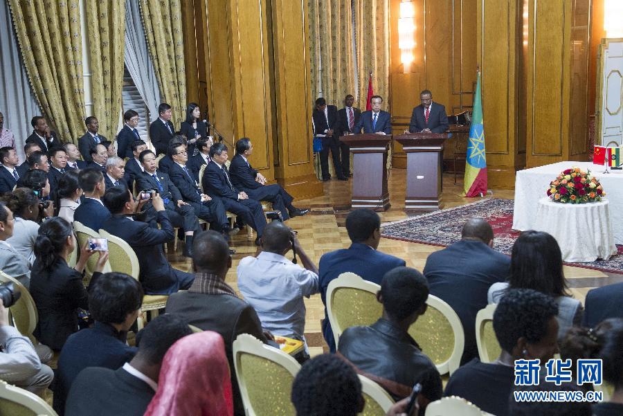 5月4日，國務(wù)院總理李克強(qiáng)在亞的斯亞貝巴與埃塞俄比亞總理海爾馬里亞姆舉行會談。這是會談后，李克強(qiáng)與海爾馬里亞姆共同會見記者。 新華社記者 王曄 攝