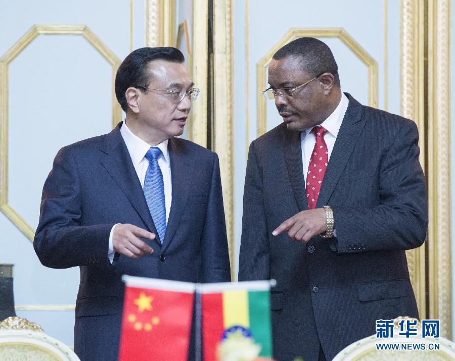 5月4日，中國(guó)國(guó)務(wù)院總理李克強(qiáng)在亞的斯亞貝巴與埃塞俄比亞總理海爾馬里亞姆舉行會(huì)談。這是會(huì)談后，李克強(qiáng)與海爾馬里亞姆共同出席有關(guān)文件簽字儀式。 新華社記者 王曄 攝