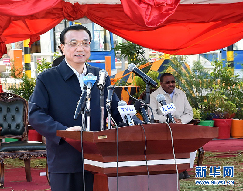 5月5日，國務(wù)院總理李克強(qiáng)與埃塞俄比亞總理海爾馬里亞姆共同出席亞的斯亞貝巴-阿達(dá)瑪高速公路一期竣工揭牌典禮，并為二期工程開工奠基剪彩。這是李克強(qiáng)在典禮上致辭。新華社記者 李濤 攝 